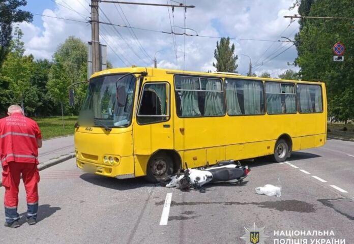 На Київській у Вінниці зіткнулися мотоцикл та маршрутне таксі