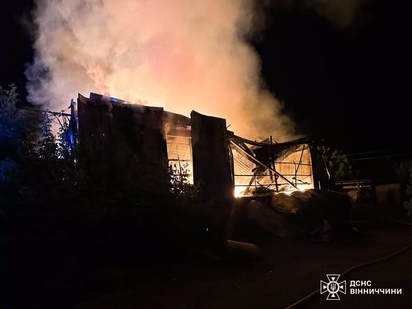 Вантажівка, літня кухня та підприємство: на Вінниччині за добу ліквідували п’ять пожеж