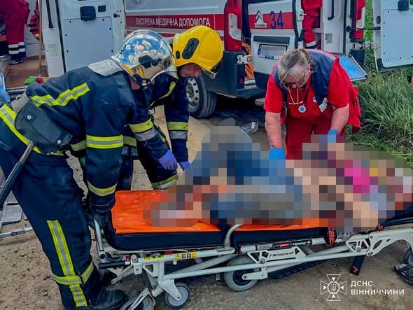 Поблизу Вінниці сталася моторошна аварія: рятувальники деблокували постраждалу з авто