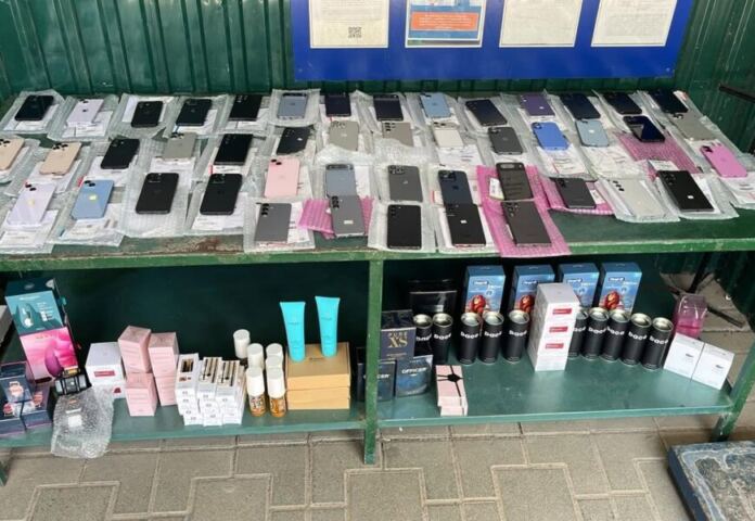 На пункті пропуску «Могилів-Подільський» виявили партію смартфонів і косметики без декларації