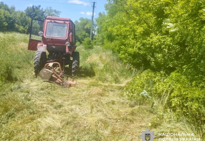 На Вінниччині чоловік потрапив під косарку під час покосу трави