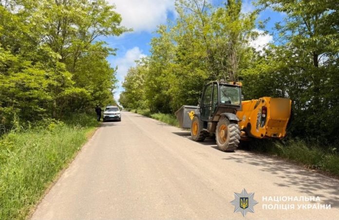 На Вінниччині нетверезий водій навантажувача пропонував поліцейським 17 тисяч гривень
