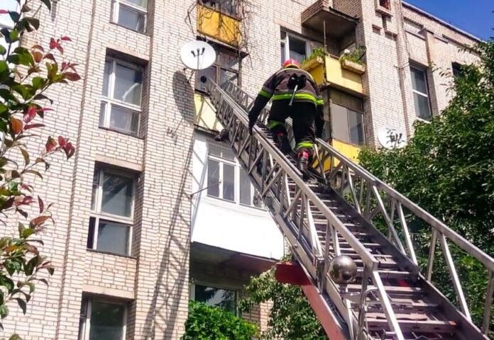 Соцпрацівник забив на сполох: у Вінниці рятувальники врятували 76-річну пенсіонерку