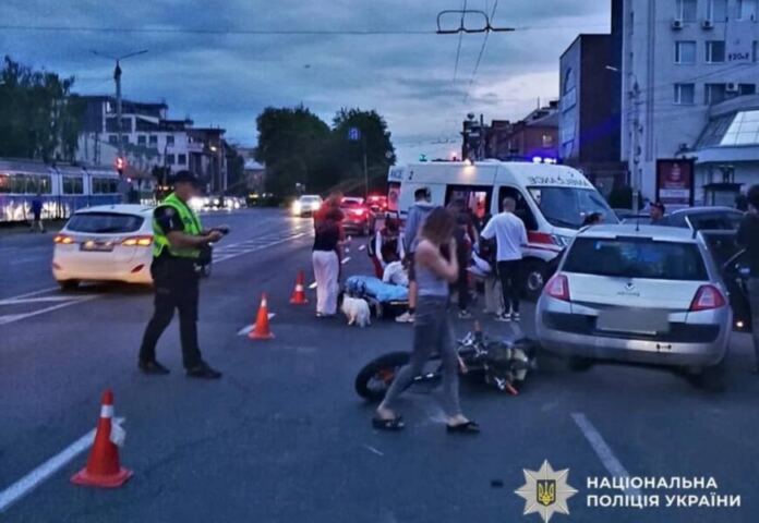 Біля обласної лікарні у Вінниці зіткнулися мотоцикл і легковик: є потерпіла