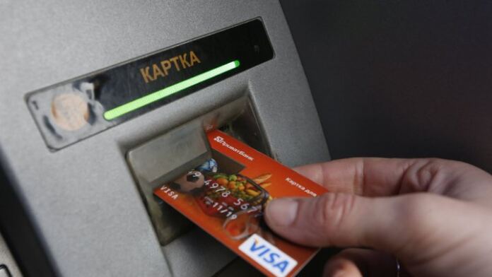 Запам’ятала PIN-код і зняла всі гроші: на Вінниччині розслідують крадіжку з банківської картки