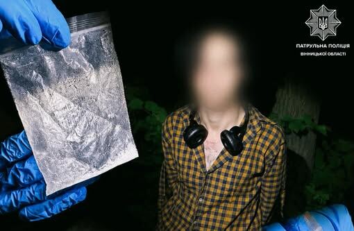 Під час комендантської години у Вінниці патрульні виявили у чоловіка ймовірні наркотики