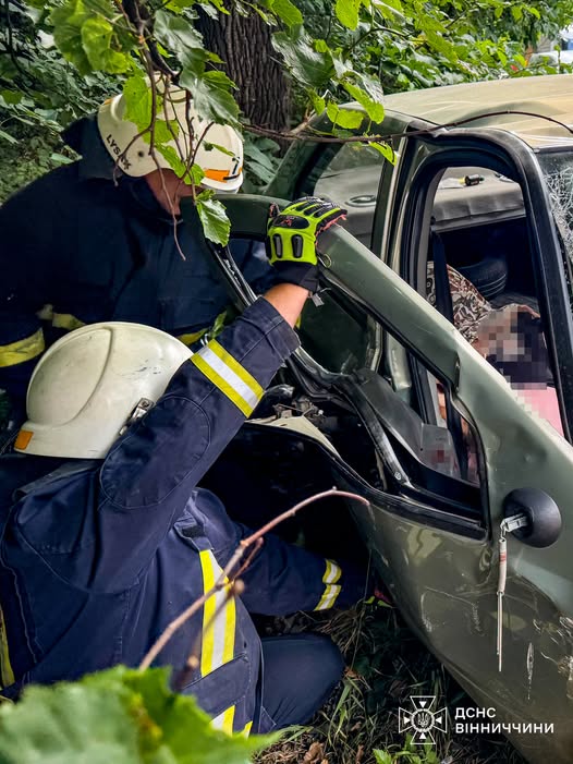 Серйозна аварія біля Вінниці: 53-річну жінку вирізали з понівеченого авто