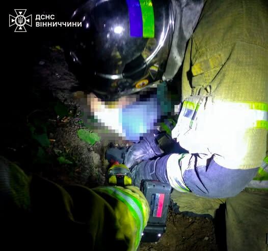 Трагічна ніч у Ладижині: 39-річна жінка загинула після падіння з вікна