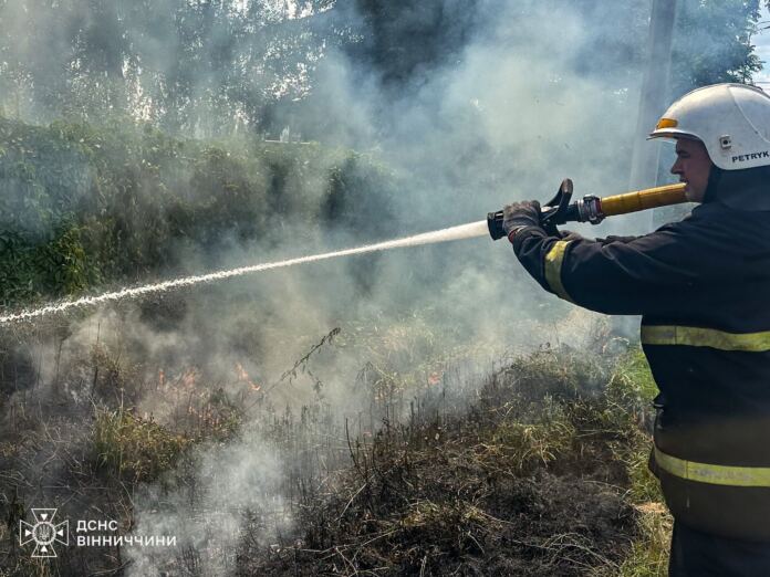 Необережність із вогнем знову призвела до пожеж: на Вінниччині палали відкриті території