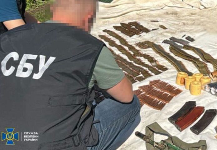 Автомат, гранатомет, міни та пластид: СБУ викрила схему нелегального продажу зброї на Вінниччині