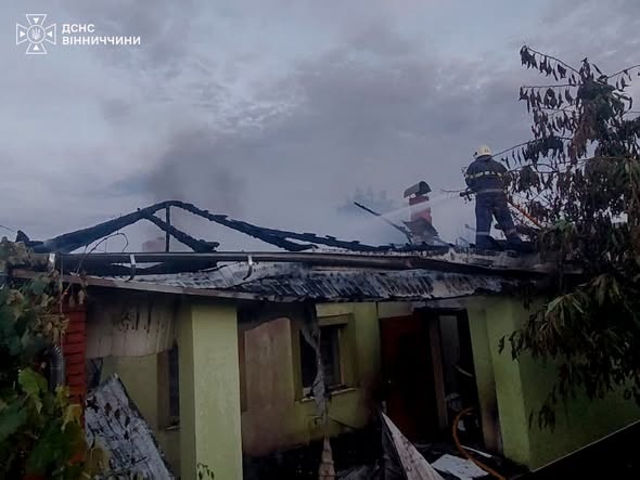 Коротке замикання спричинило дві пожежі на Вінниччині: вогонь охопив будинок і квартиру