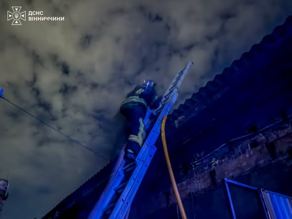 У Вінниці 32 рятувальники понад гасили пожежу на підприємстві: полум’я поширилося на сотні квадратних метрів