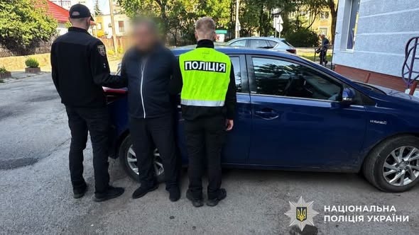 Двоє жителів Івано-Франківська за 00 обіцяли нелегально вивести чоловіка за кордон