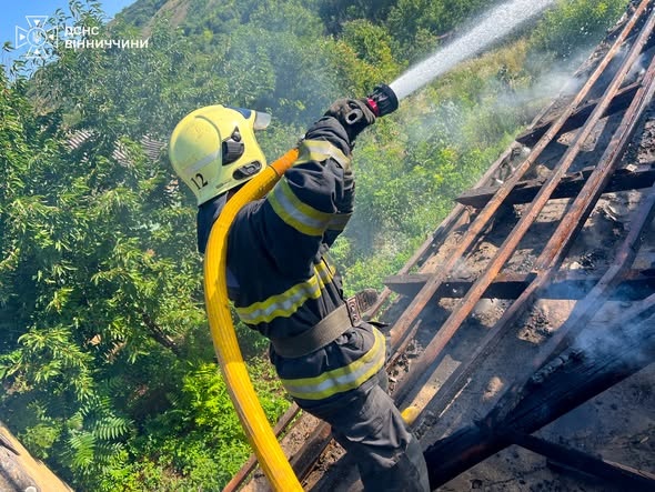 Коротке замикання, комин і людська необережність: на Вінниччині за добу сталося 11 пожеж