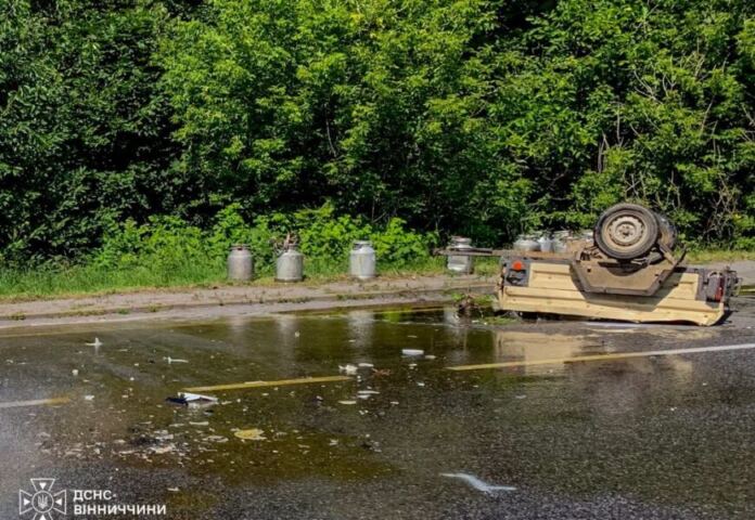 «Солодка» аварія на Вінниччині: після ДТП дорогу залило медом