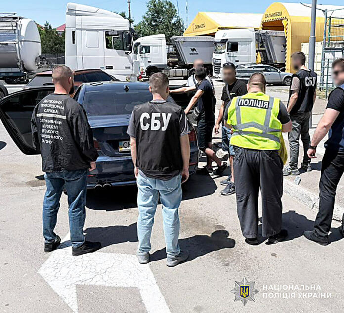 Хотів заробити на гуманітарній допомозі: вінничанина затримали під час продажу трьох авто