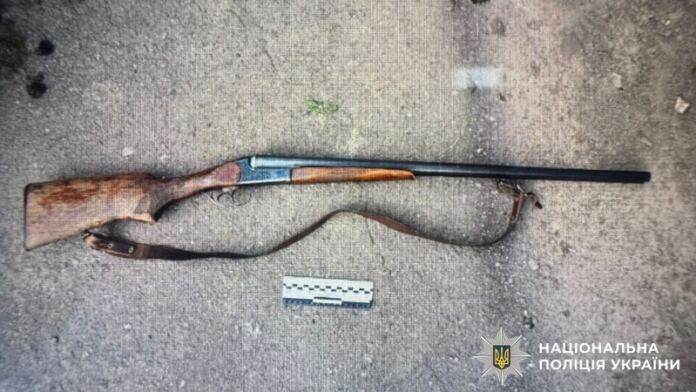 Каміння та постріли з рушниці: на Вінниччині пенсіонера підозрюють у погрозі вбивством