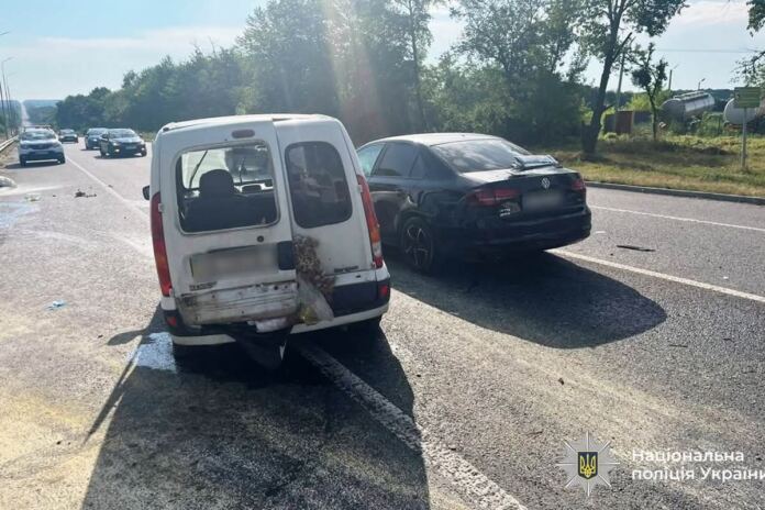 ДТП біля Пултівців: пенсіонер потрапив до лікарні, ще п’ятеро людей звернулися по медичну допомогу