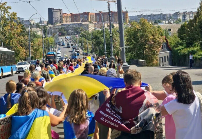 Вулицями Вінниці розгорнули 100-метровий прапор України: до ходи долучилися рідні полеглих захисників
