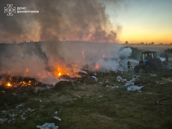 На Вінниччині через пожежі вигоріли поля та стерня: рятувальники ліквідували 18 загорянь