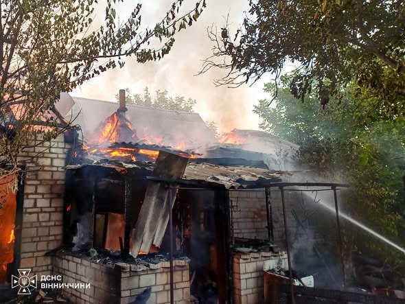 Приготування їжі для худоби закінчилося пожежею: на Вінниччині рятувальники врятували жінку