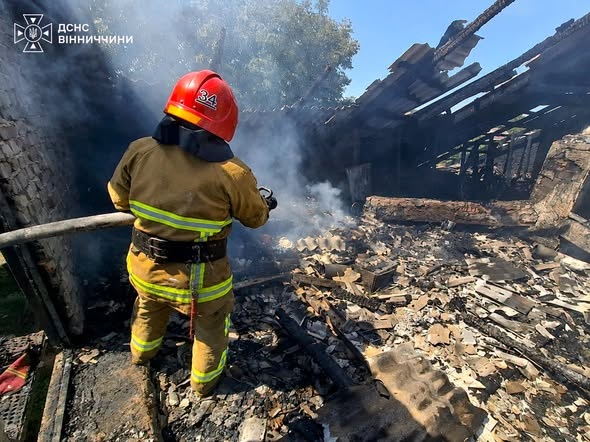 На Вінниччині через несправну електромережу спалахнув будинок: сім’я втратила дах над головою