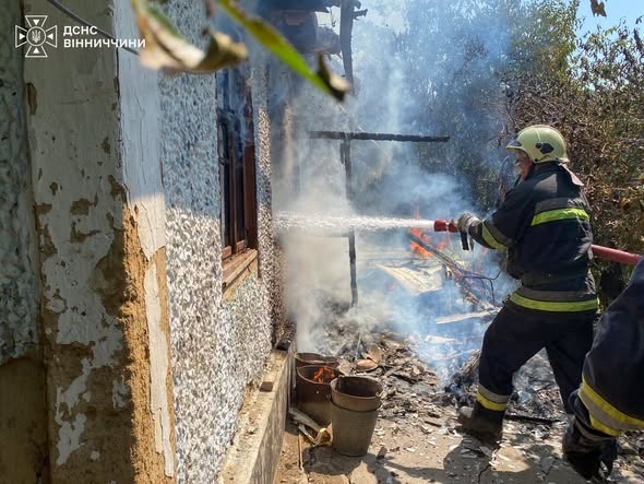 Вогонь через електромережу: у Ямполі та Турбівській громаді ліквідували пожежі без постраждалих