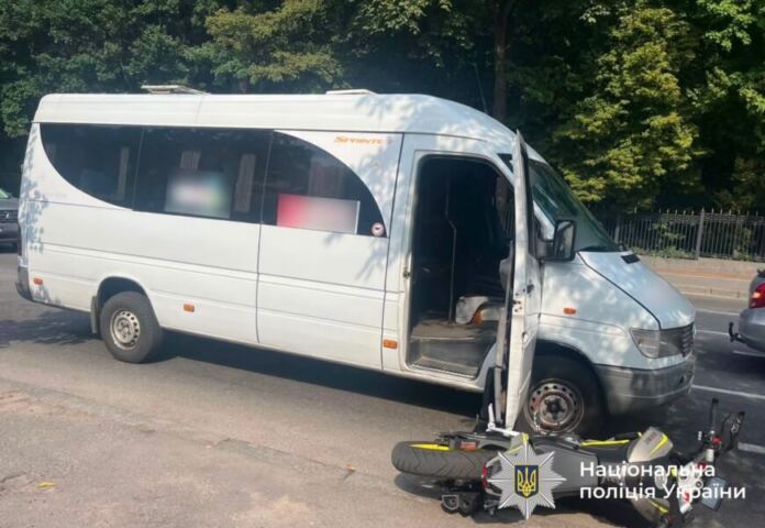 У центрі Вінниці зіткнулися мотоцикл і Mercedes: 18-річного водія госпіталізували
