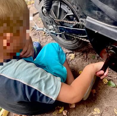 Грався з електроскутером і застряг: на Вінниччині надзвичайники поспішили на допомогу дитині