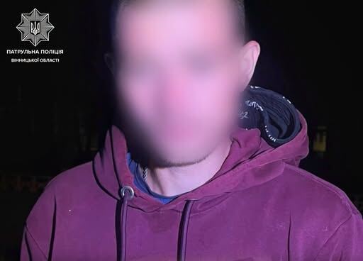 Три пакетики з кристалічною речовиною та «травою»: у Вінниці вночі зупинили підозрілого чоловіка