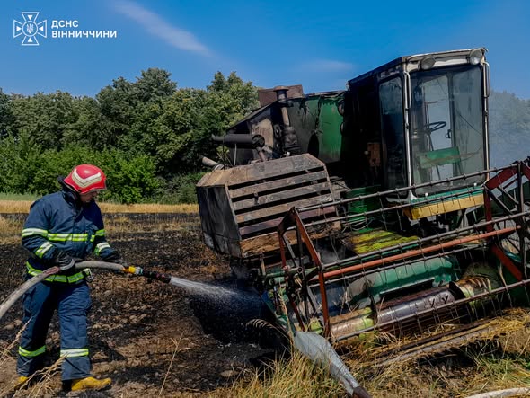 Пожежі на Вінниччині: під час жнив загорівся комбайн, у громадах згоріли два сінники