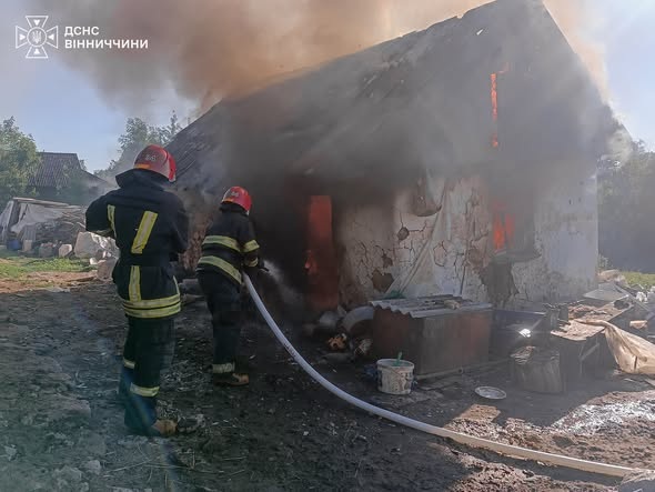Коротке замикання та куріння спричинили пожежі на Вінниччині: рятувальники ліквідували три займання
