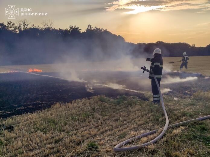 Кинутий недопалок спричинив пожежу на Вінниччині: вогонь перекинувся на господарську споруду