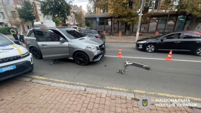 У центрі Вінниці Mercedes зіткнувся з електросамокатом: 25-річну дівчину госпіталізували