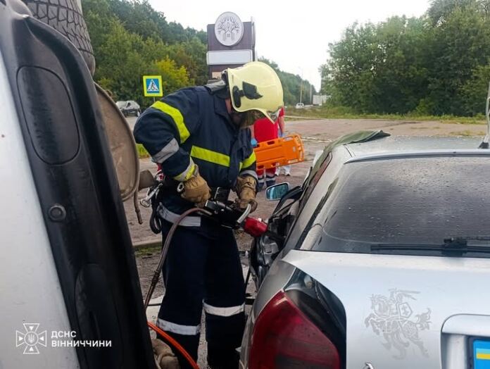 Поблизу Вінниці зіткнулися два авто: рятувальники деблокували 44-річну водійку