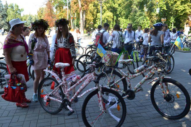 Вишиванки, велосипеди та прапори: у Вінниці організовують святковий велопарад