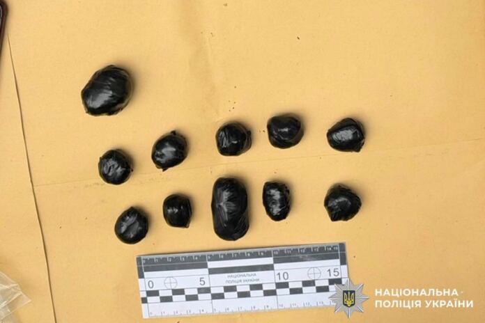 26 згортків при собі та схованки в місті: у Вінниці викрили ймовірного наркозакладчика