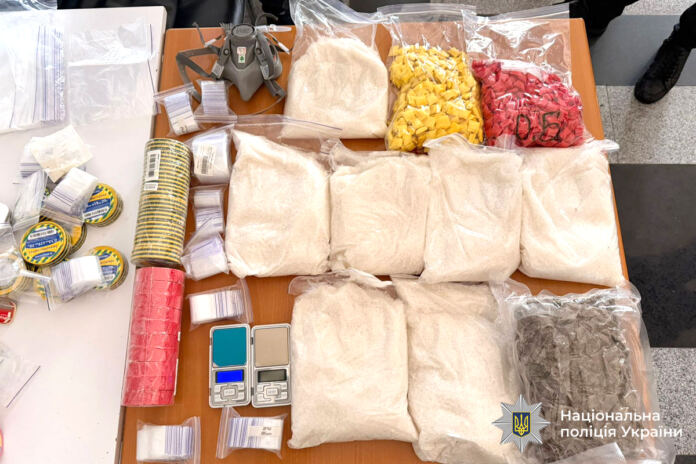 На Вінниччині ліквідували дві наркомережі та підпільну лабораторію: понад 30 підозрюваних