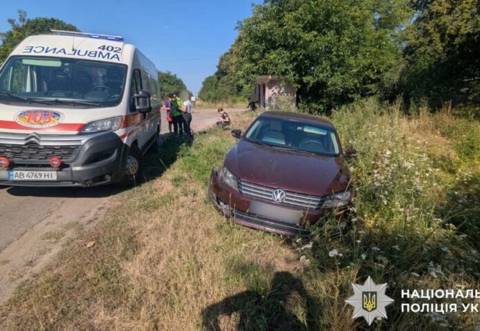 На Вінниччині автомобіль після удару з іншою машиною наїхав на жінку біля дороги