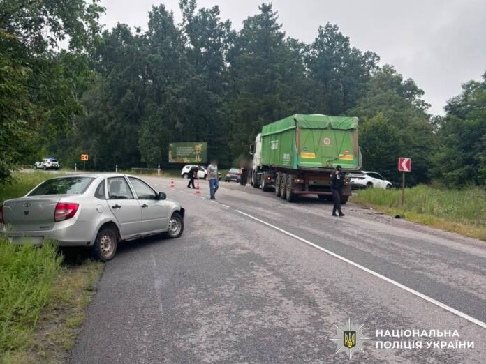 Поблизу Торкова зіткнулися ВАЗ, Opel і вантажівка: травмувалася водійка