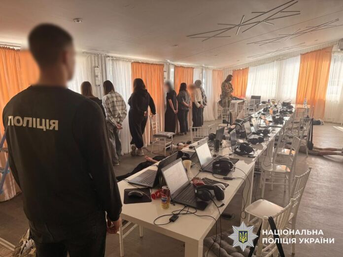 60 ноутбуків і 43 телефони: у Вінниці викрили два шахрайські кол-центри