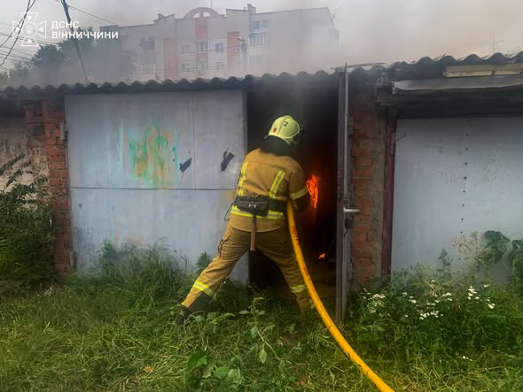 Суха трава, гараж та авто: на Вінниччині за добу сталося 7 пожеж