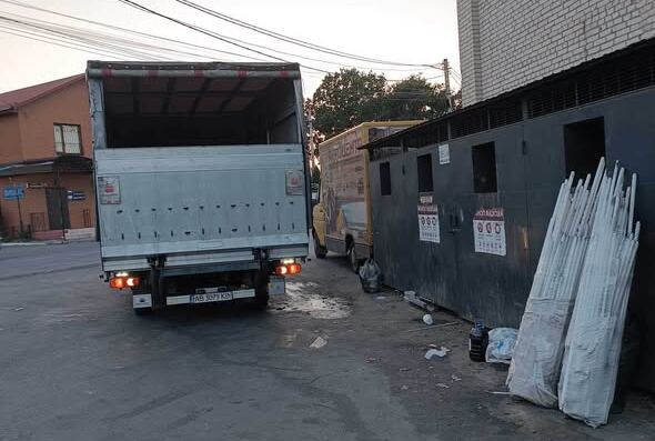 Містять ртуть: вінничанина покарали за лампи, залишені біля сміттєвого майданчика