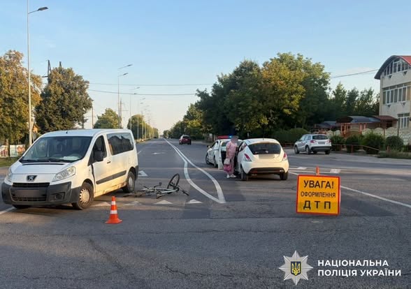 Мотоцикл зіткнувся з авто, а велосипедиста збила Lancia: двоє людей у лікарні