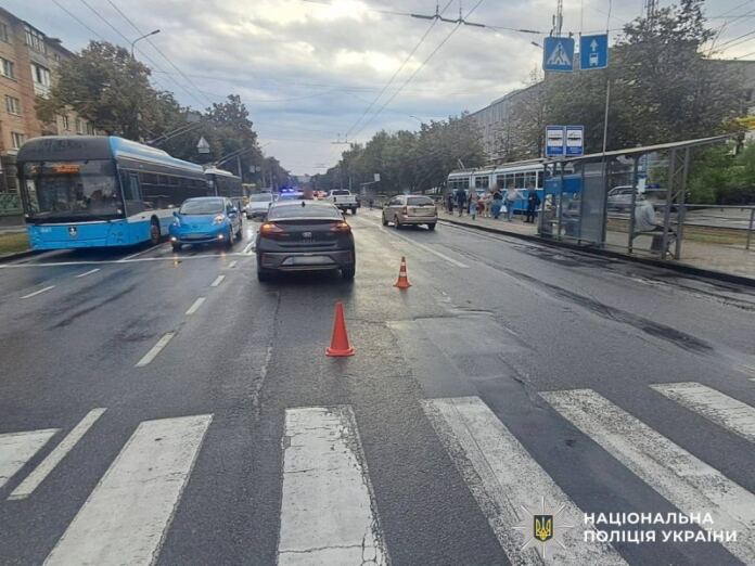 На перехресті Келецької та Космонавтів сталася ДТП: постраждала дівчина