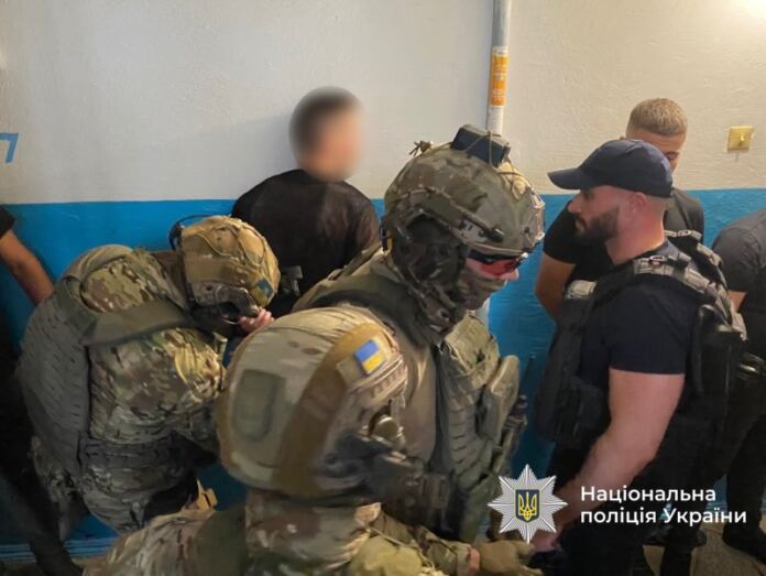 Погрози зброєю та забарикадовані двері: у Вінниці КОРД затримав 44-річного вінничанина