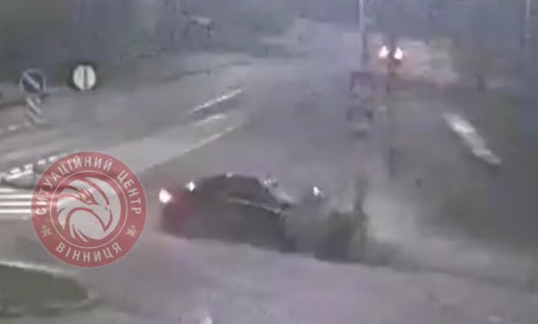ДТП з Mercedes у Вінниці: водій був напідпитку та пошкодив опору освітлення
