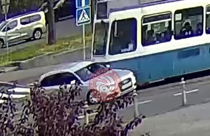 Момент потрапив на камери: у Вінниці на Соборній Audi зіткнулася з трамваєм